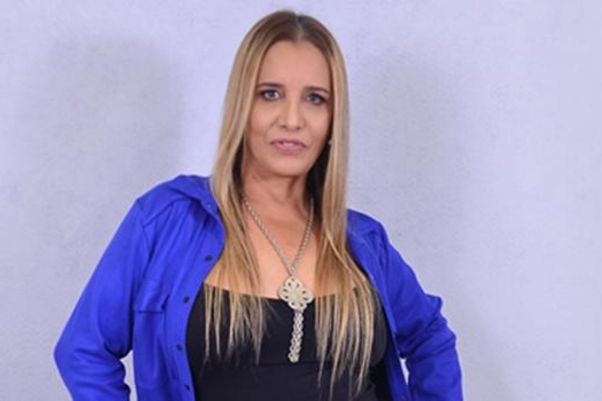 Sarajane celebra 40 anos de carreira com ensaios na capital baiana 