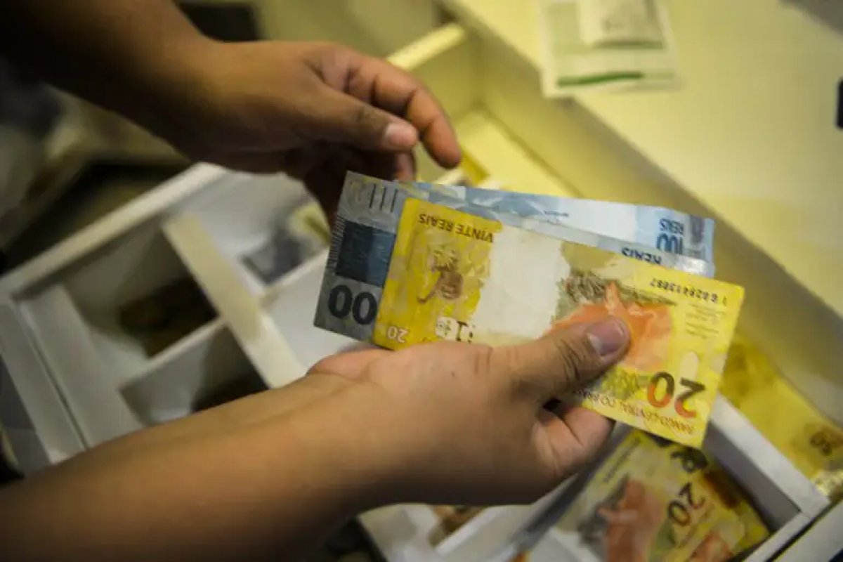 Patrões terão desconto na tributação do 1° salário mínimo até 2027