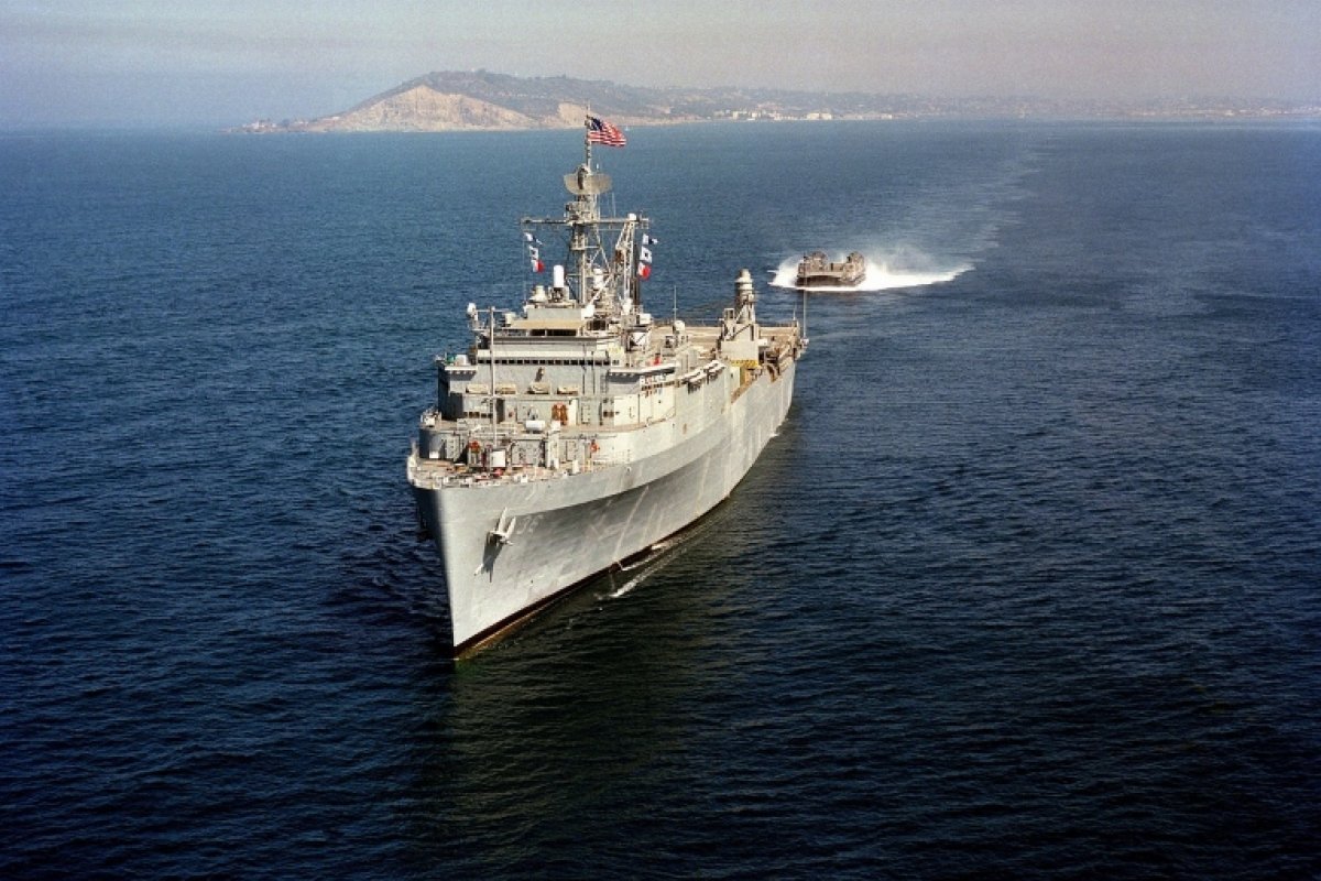 Marinha dos EUA afunda três barcos Houthi que atacavam cargueiro no Mar Vermelho