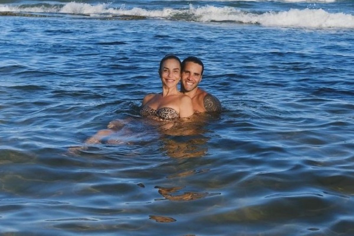 Curtindo uma temporada de descanso após a virada do ano, Ivete Sangalo e Daniel Cady exibem momento romântico em banho de mar! 