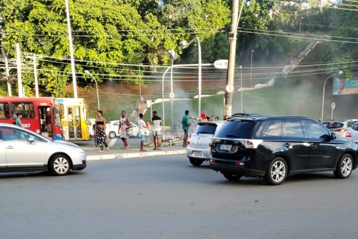Grupo de manifestantes fecha via na avenida ACM e trânsito é afetado
