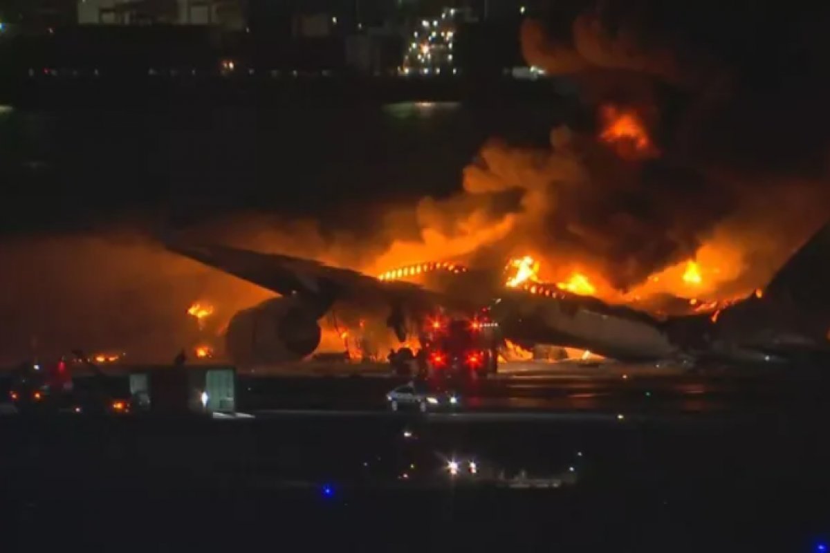 Vídeo mostra passageiros no interior de avião após colisão com aeronave da guarda costeira no Japão; confira