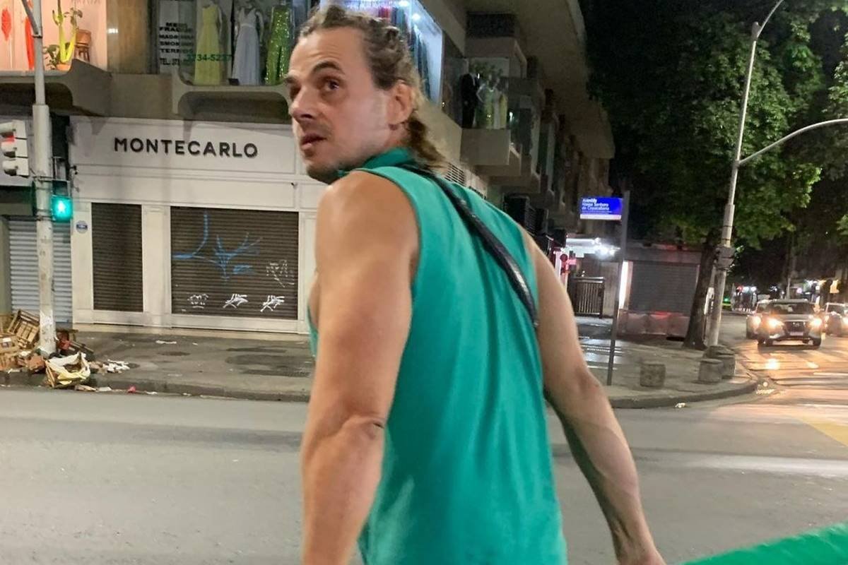 Ex-ator da TV Globo viraliza nas redes sociais após mostrar o seu trabalho como ambulante!