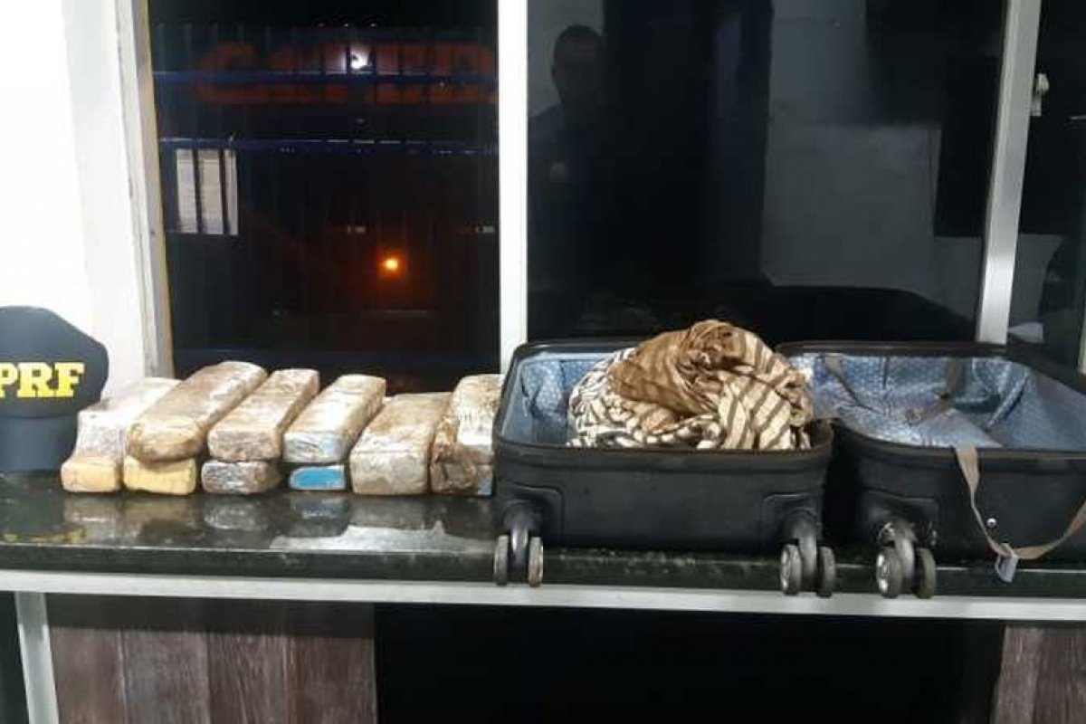 Jovem é presa em rodovia da Bahia após ser flagrada com cerca de 15 Kg de maconha 