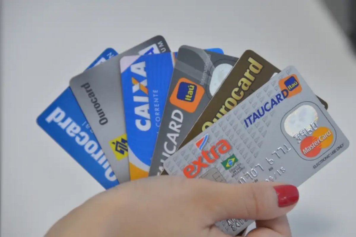 Juros do rotativo do cartão de crédito ficaram em 434,4% em novembro, indica BC