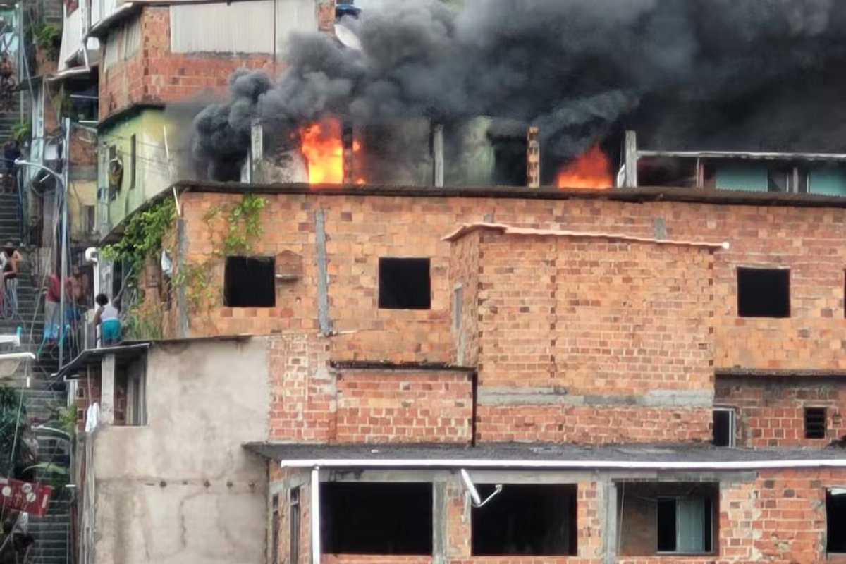 Incêndio atinge casa no bairro de Cosme de Farias 