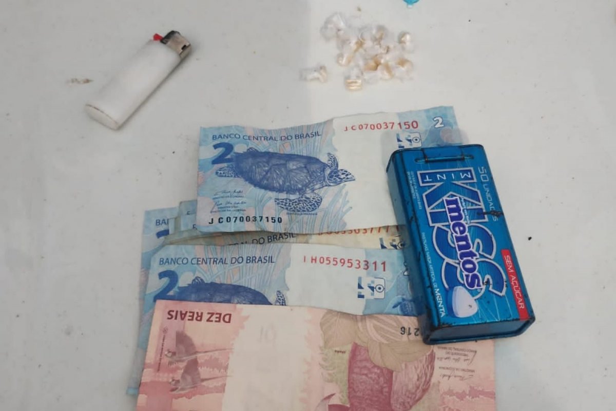 Polícia prende homem com drigas no bairro do Lobato em Salvador