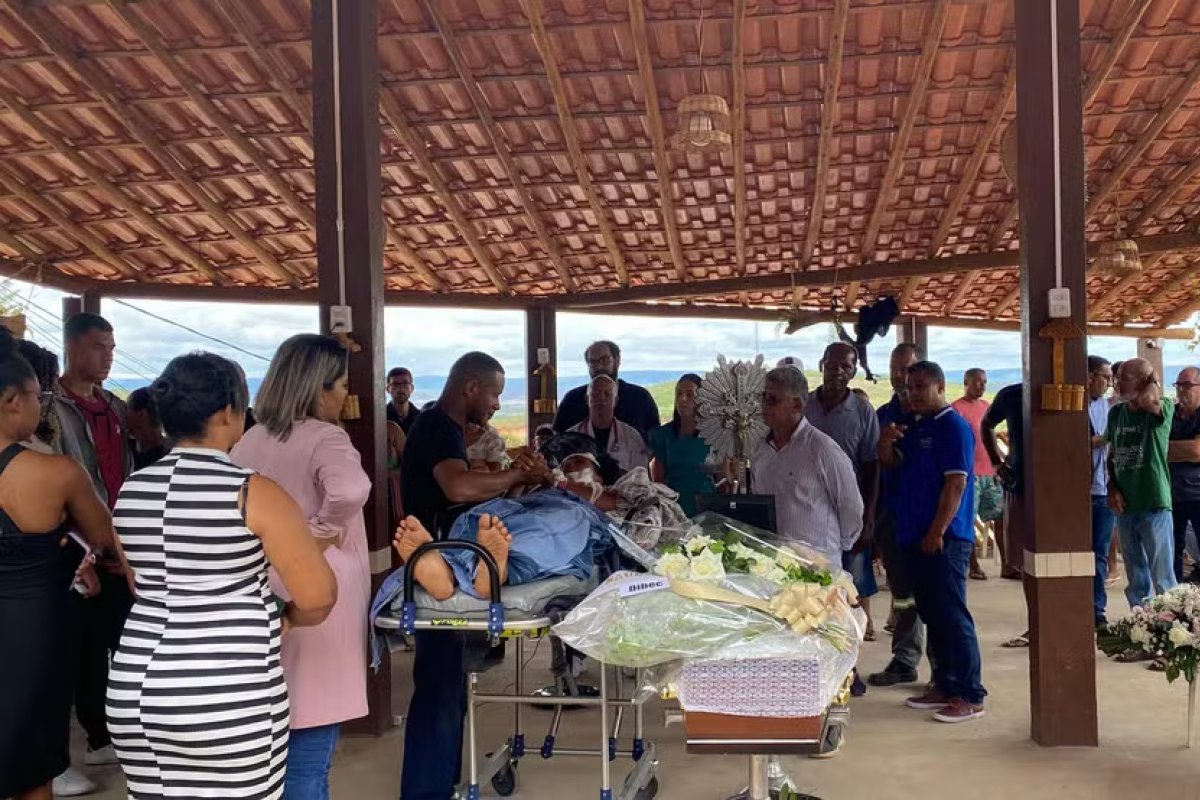 Sobrevivente de acidente entre caminhão e ônibus acompanhou velório de filha deitada em maca 