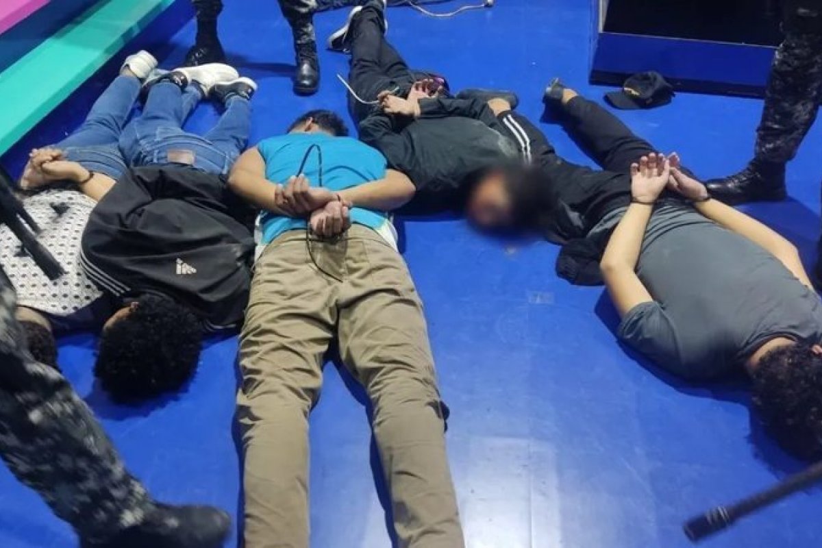 Vídeo: Criminosos invadem estúdio de TV no Equador durante transmissão ao vivo 