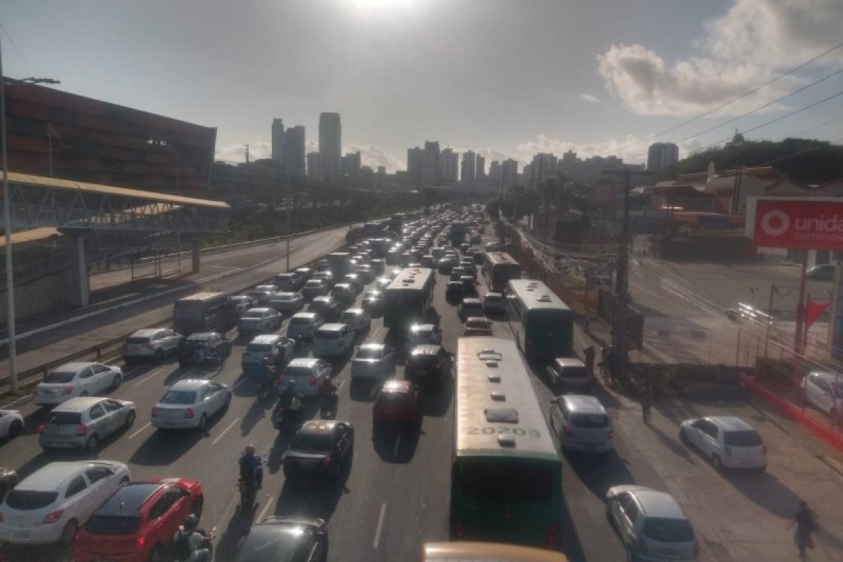 Ocorrência no Viaduto Raul Seixas causa intenso congestionamento na Avenida ACM, em Salvador
