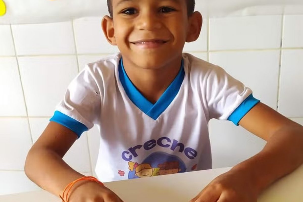 Menino de 8 anos morre após queda com "carreta da alegria"