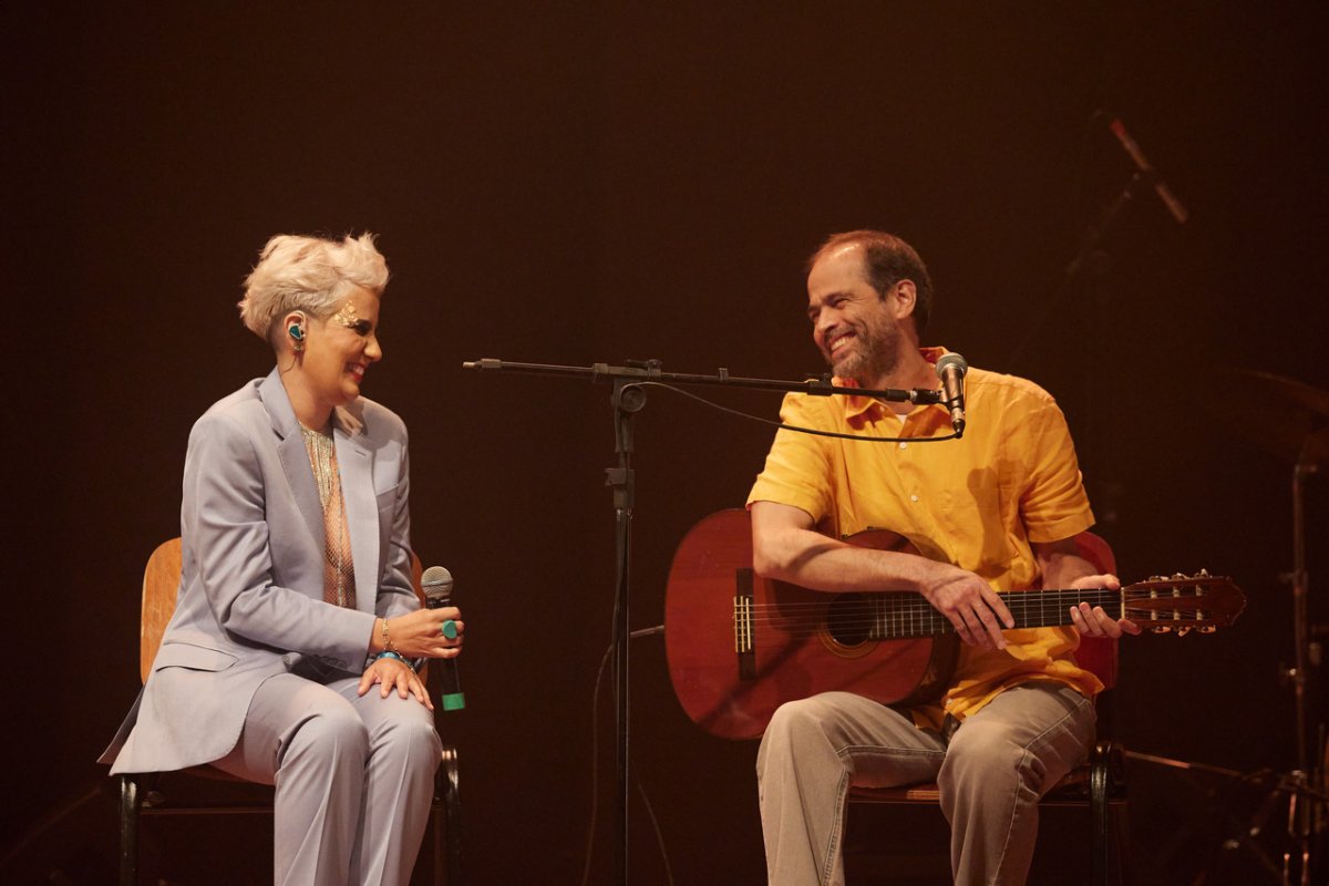 Brina Costa recebe Moreno Veloso em show “Fora da Palavra” no Teatro Sesc Casa do Comércio! 