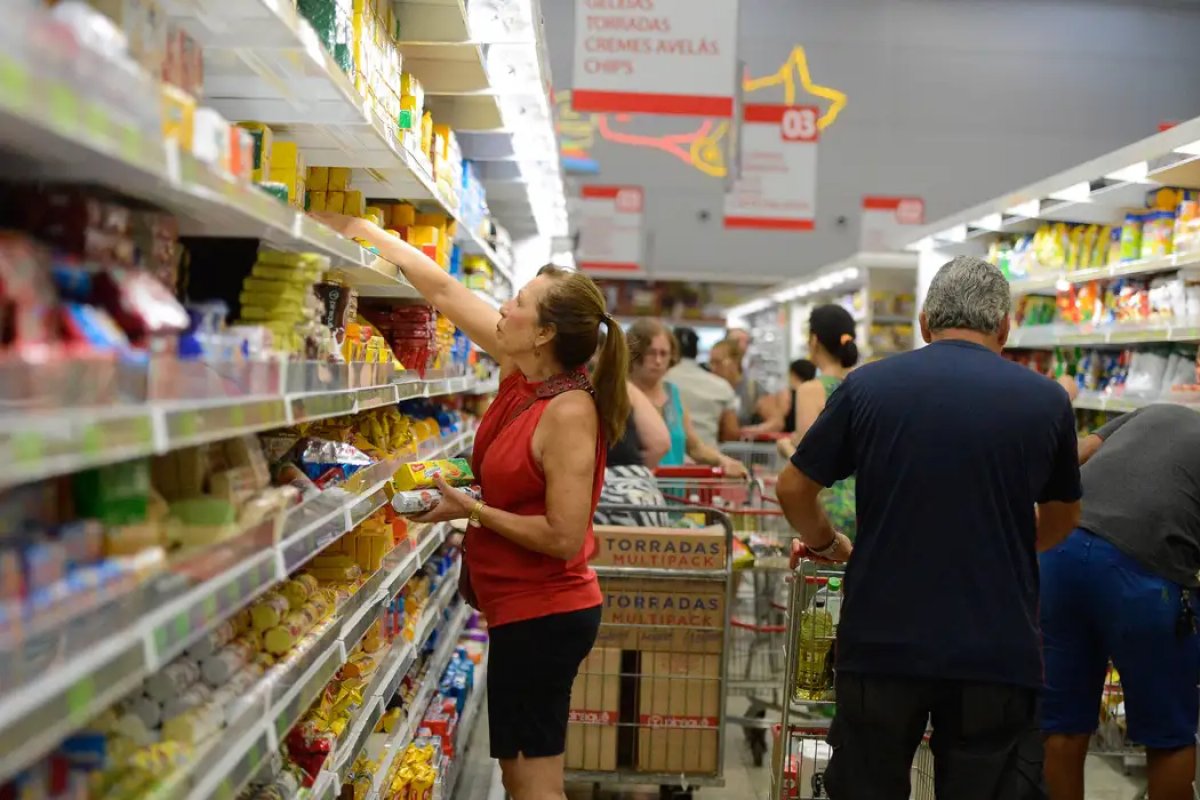 Inflação encerra ano de 2023 em 4,62% e volta a ficar dentro da meta