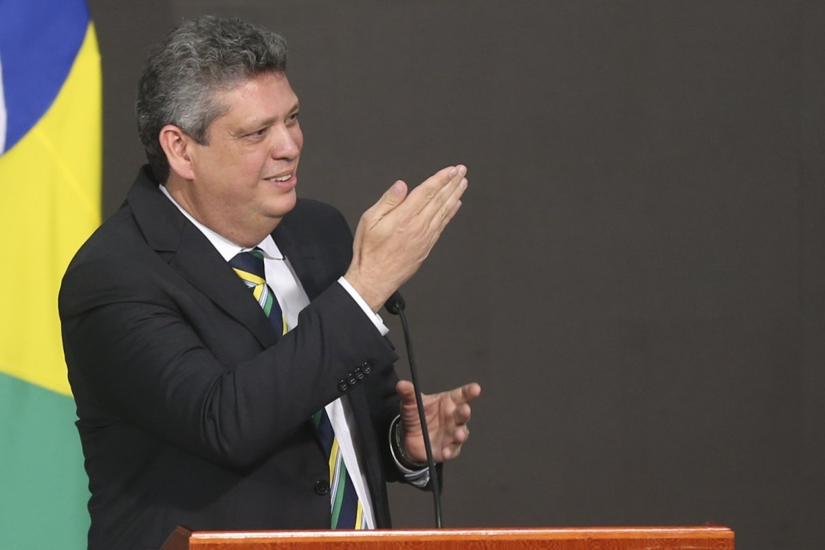 Chefe da Secretaria-Geral da Presidência admite falha em uso de recursos públicos para viagem de assessores