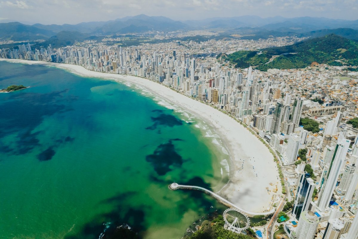 Com praias já alargadas e aumento do turismo, cidades seguem com problemas de infraestrutura