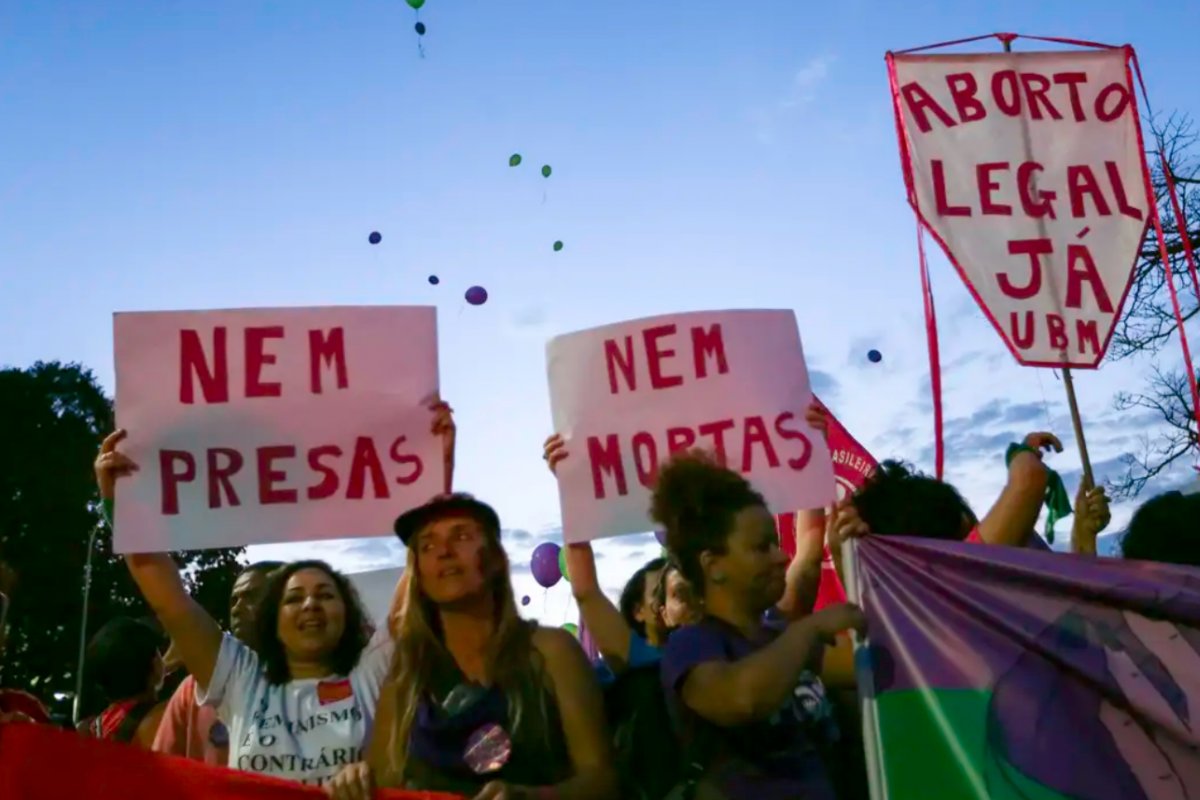 Serviço de aborto legal atua apenas em 1,8% das cidades brasileiras, aponta estudo 