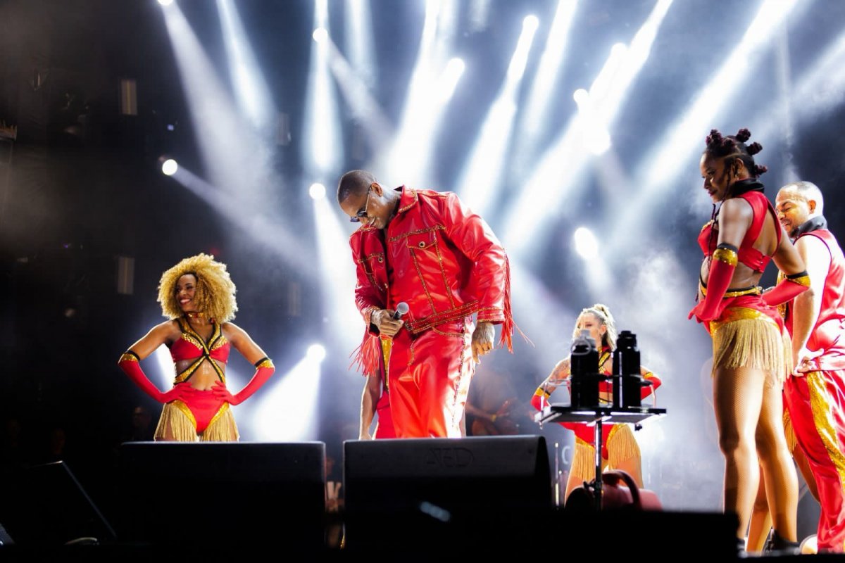 Sucesso: Léo Santana lota primeira edição do Baile da Santinha! 