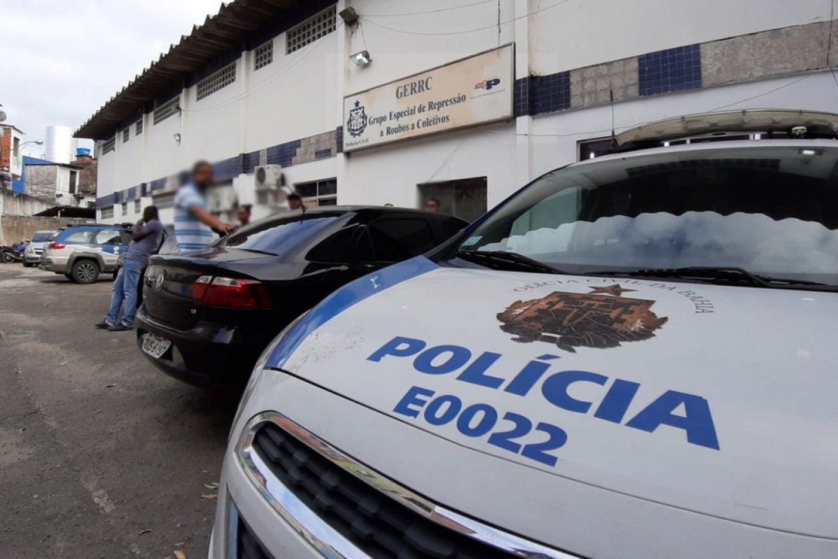 Homens armados invadem ônibus e assaltam passageiros em Salvador 