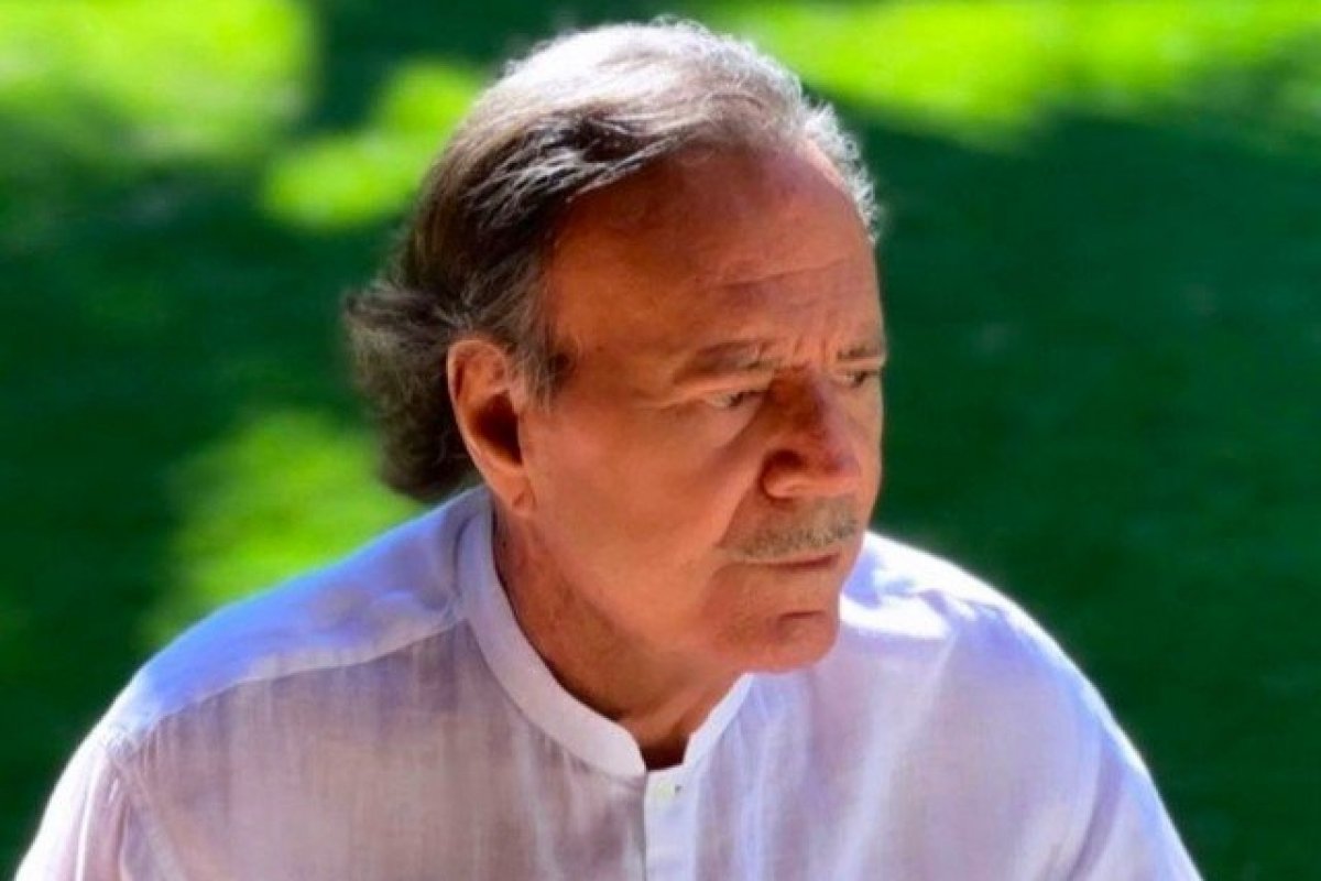 Julio Iglesias é detido em aeroporto por carregar conteúdo proibido pelas leis alfandegárias!