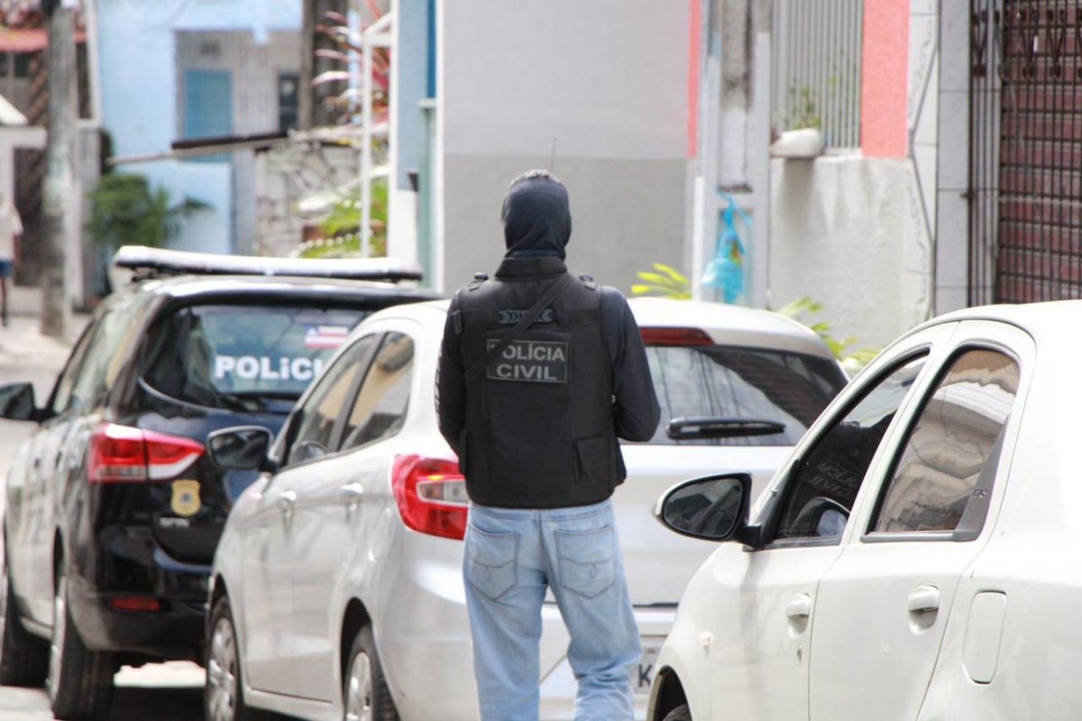 DT de Itapuã prende dupla que articulou roubo a residência
