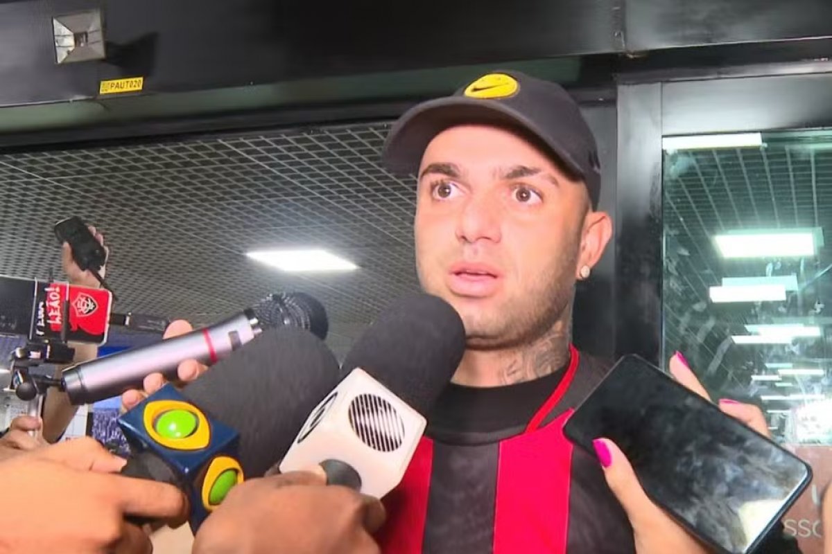 Vídeo: Torcedores do Vitória recebem Luan em aeroporto