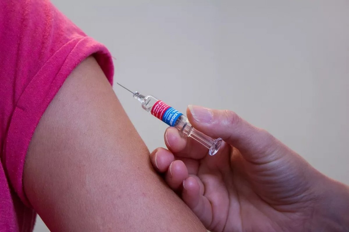 Vacina contra dengue no Brasil deve ser inicialmente direcionada a crianças e adolescentes