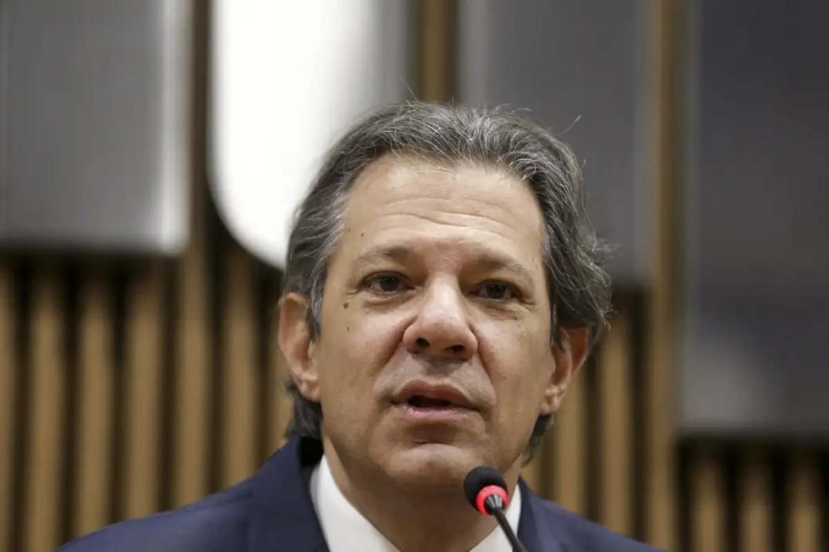 Ministro da Fazenda avalia estratégias para reoneração da folha de pagamentos