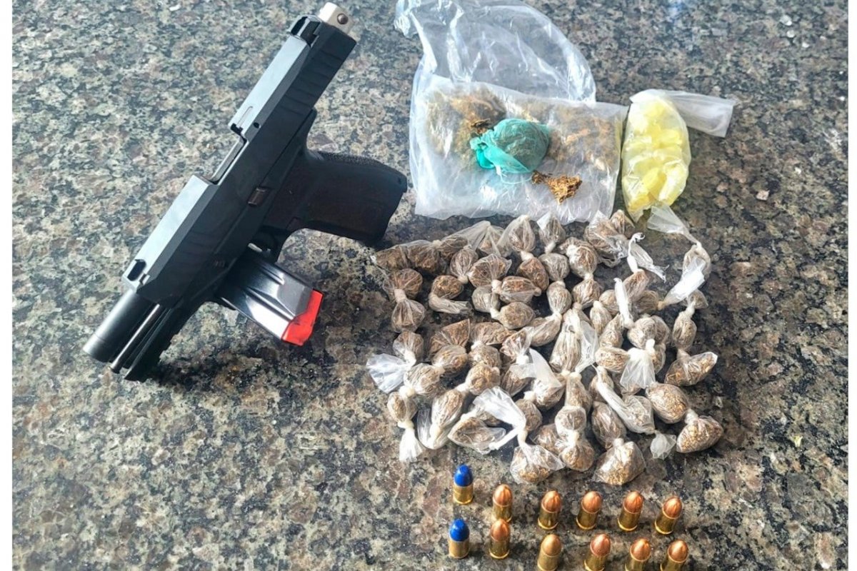 PM apreende suspeito com arma e drogas em Salvador 