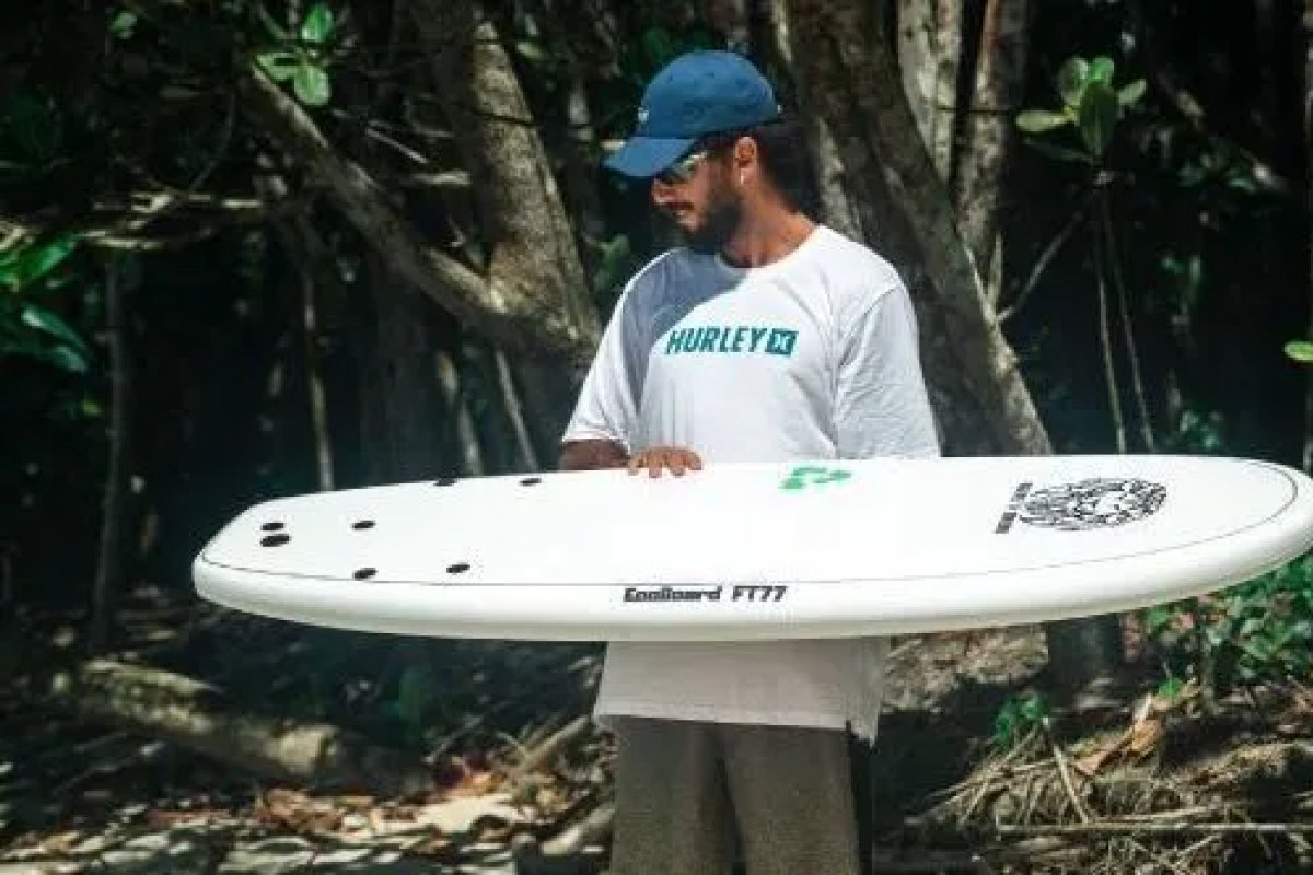 Surfista Filipe Toledo lança primeira prancha 100% reciclável do mundo