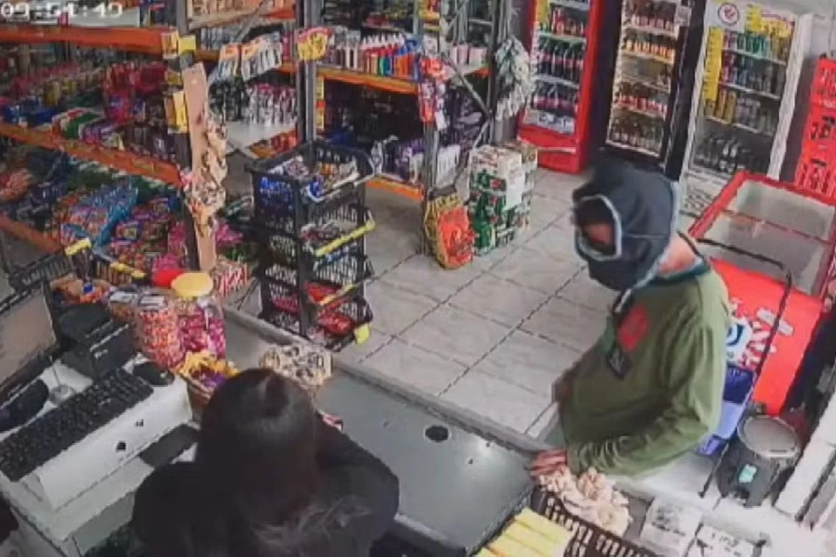 Vídeo: homem assalta mercado com cueca na cabeça