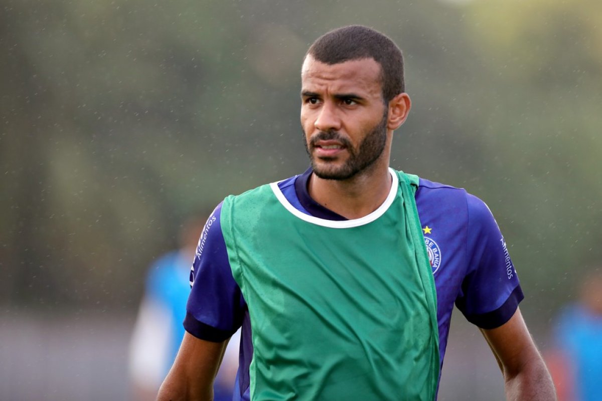 Bahia anuncia renovação com zagueiro Ernando 