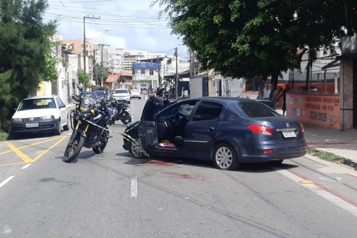 Homem mata esposa a tiros e a joga de carro em movimento 