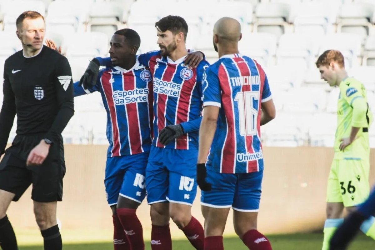 Com Everton Ribeiro como capitão, Bahia empata empata com clube inglês em amistoso