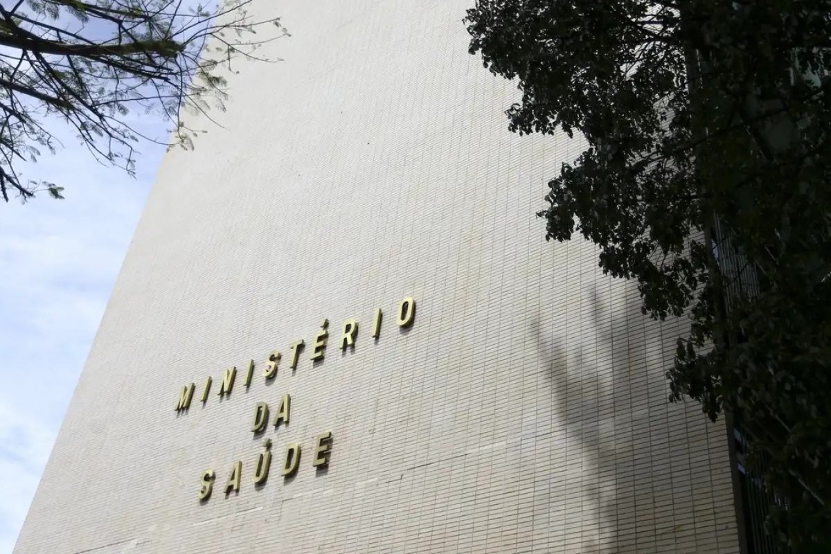 Brasil tem doses para vacinar apenas 1,1% da população contra a dengue