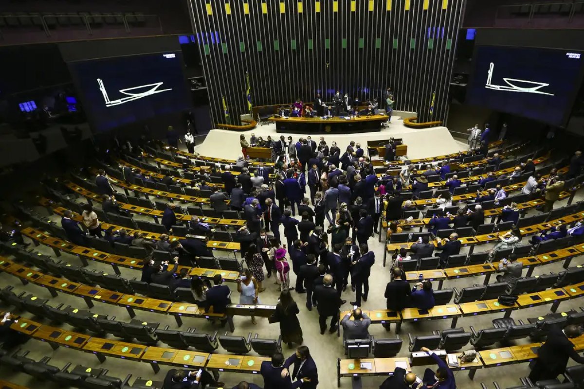 Cotas parlamentares: gastos superam orçamento de 95% dos municípios brasileiros na última década 
