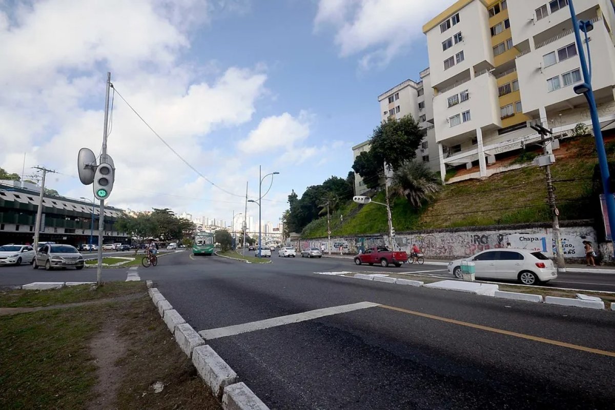 Mulher é detida acusada de extorquir comerciantes em uma das principais avenidas de Salvador