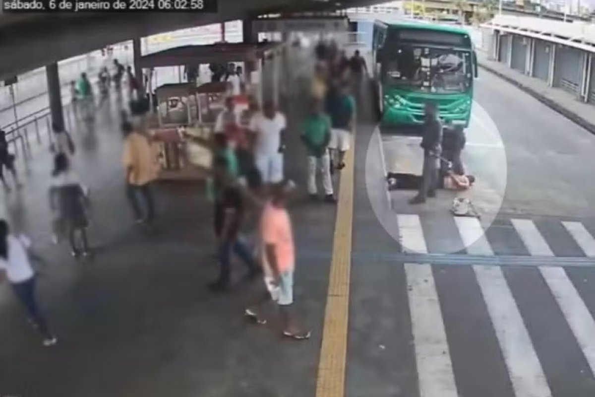 Vídeo: homem é morto após ser imobilizado por agente da CCR Metrô Bahia em Salvador 