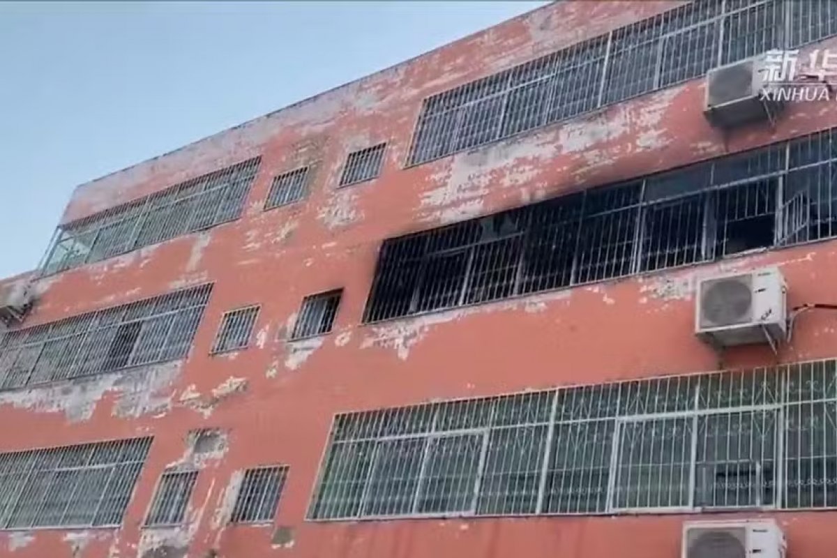 Treze estudantes morrem após incêndio em dormitório escolar na China 