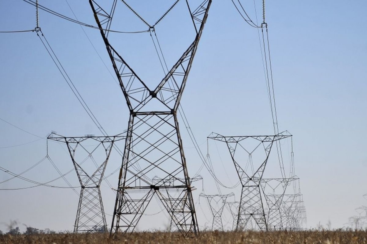 Brasileiros ficaram, em média, 9 horas sem energia em 2023