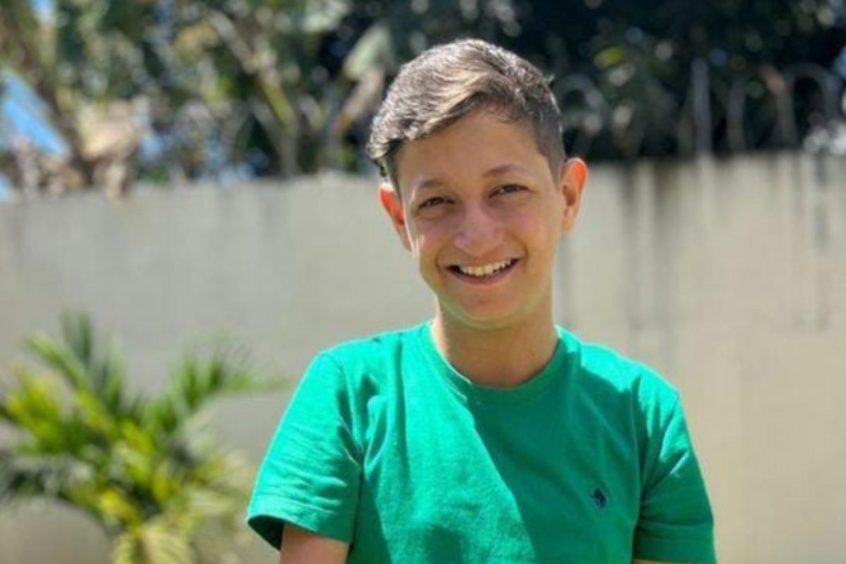 Saiba quem é o cantor de 17 anos que morreu após sofrer uma hemorragia digestiva! 