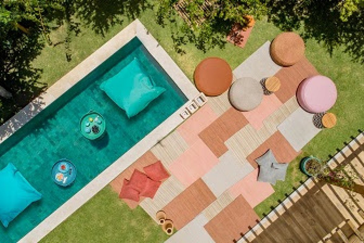 Tidelli traz a bandeja flutuante Maui para aproveitar o verão à beira da piscina! 