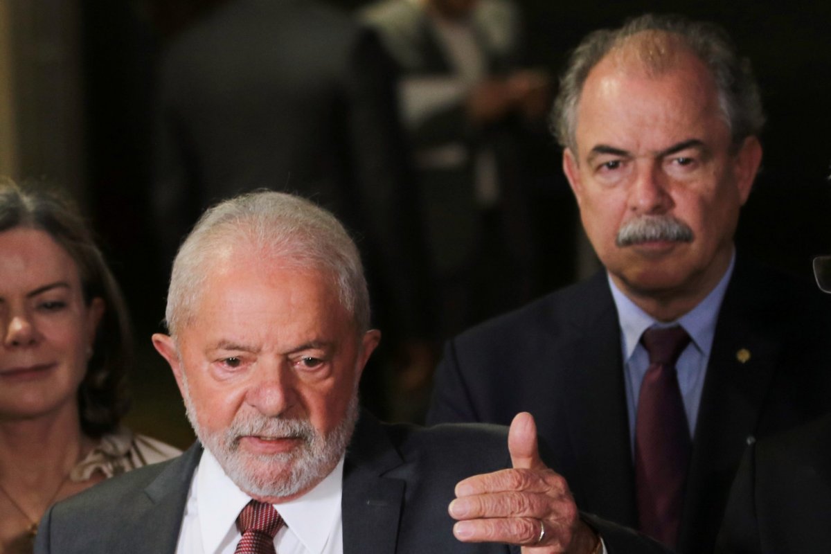 Lula e Mercadante rebatem críticas e defendem presença do Estado na política industrial