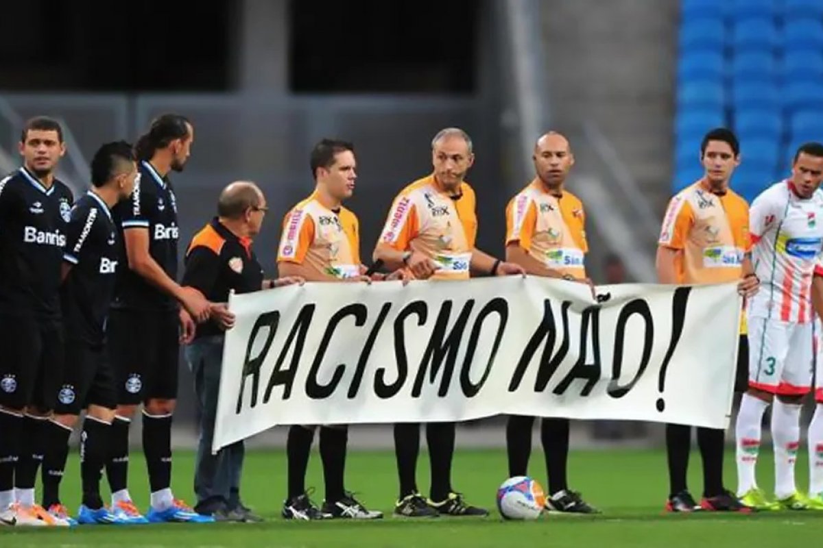 Perda de pontos no futebol por racismo de torcedores ainda é realidade distante