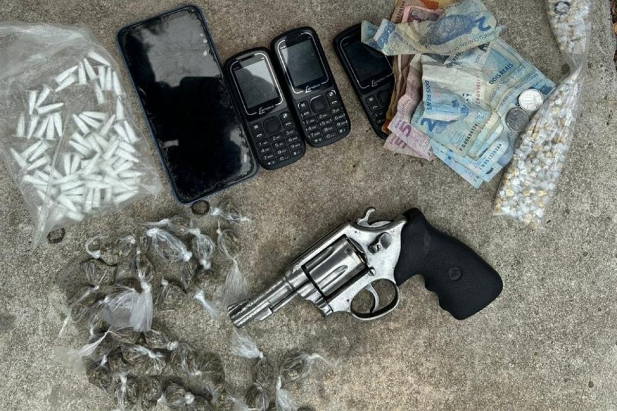 Drogas e arma de fogo são apreendidas pela PM na Federação