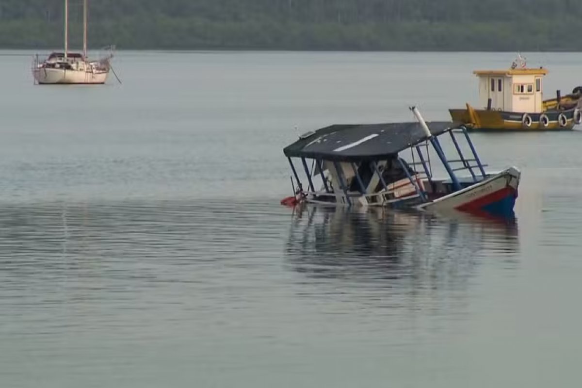 Barco que naufragou em Madre de Deus teria sido invadido por passageiros, diz defesa de piloto