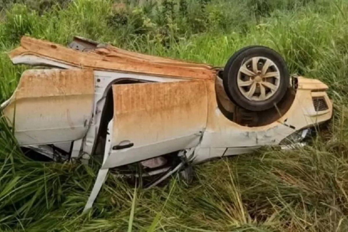Homem sobrevive depois de carro partir ao meio em acidente em Goiás