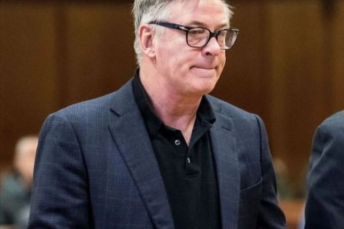 Acusado por disparo fatal em set de filmagem, Alec Baldwin pede 'julgamento rápido' nos EUA