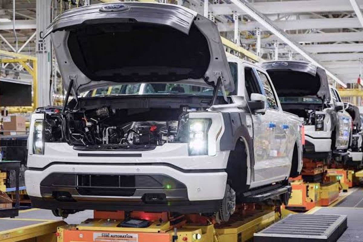 Ford reduz produção de picape elétrica pela metade nos EUA 