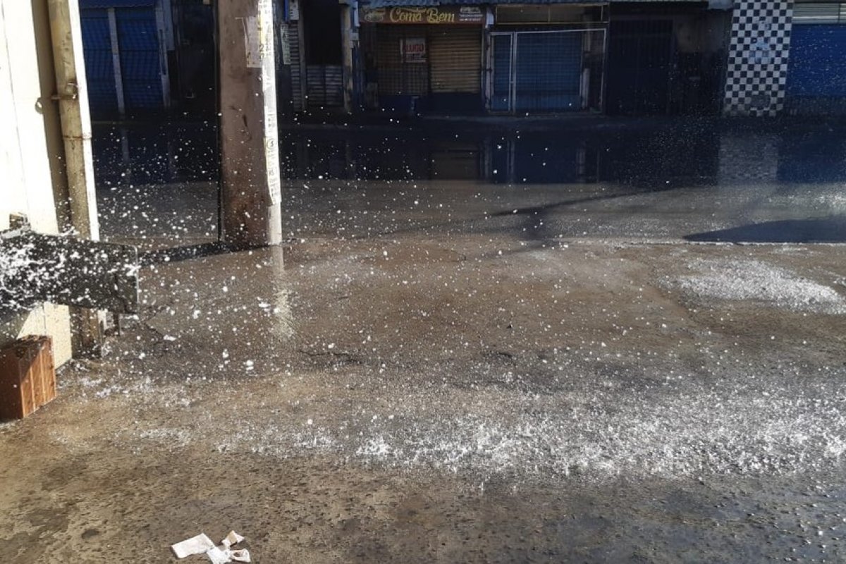 Furto de hidrômetros provoca vazamentos de água na Avenida San Martim, em Salvador