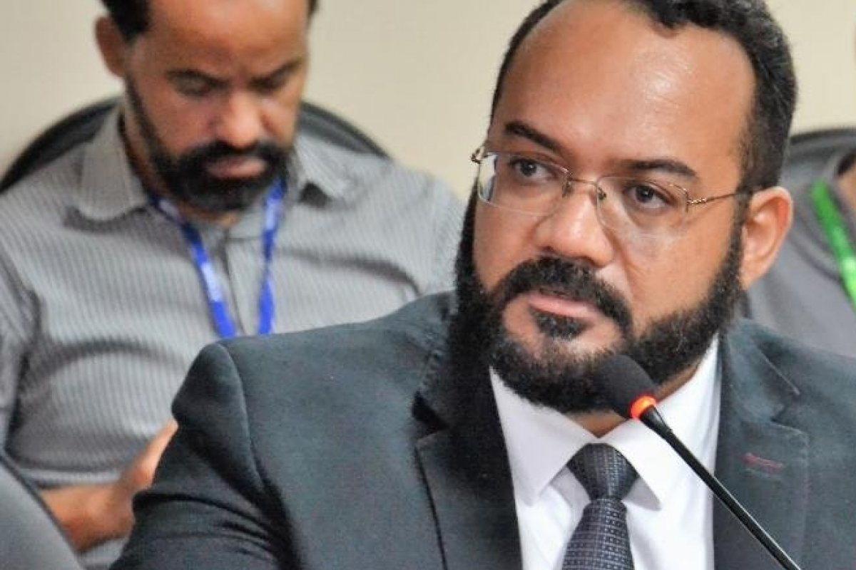 Vídeo: 'O genocídio é na Bahia', diz deputado Leandro de Jesus